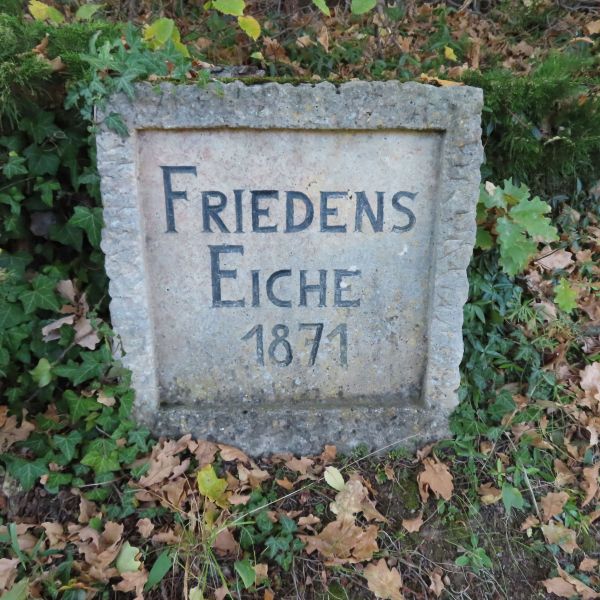 jens002_Gedenkstein vor der Friedenseiche im Dorf Bärenstein (2022)