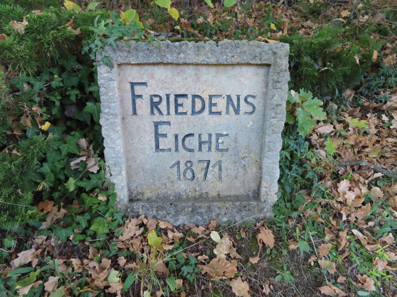 jens002_Gedenkstein vor der Friedenseiche im Dorf Bärenstein (2022)